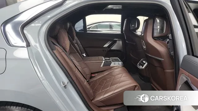BMW 7 Series (G70) 2023 Небесно-голубой из Кореи, фото 3
