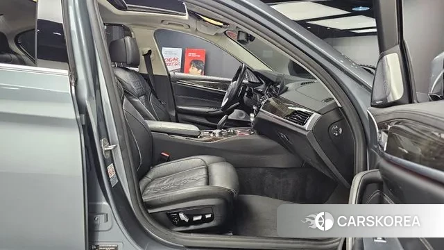 BMW 5 Series (G30) 2018 Светло-серебряный цвет из Кореи, фото 3