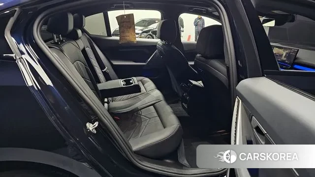 BMW 5 Series (G60) 2025 Черный из Кореи, фото 3