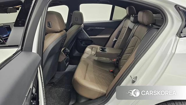 BMW 5 Series (G60) 2025 Белый из Кореи, фото 3