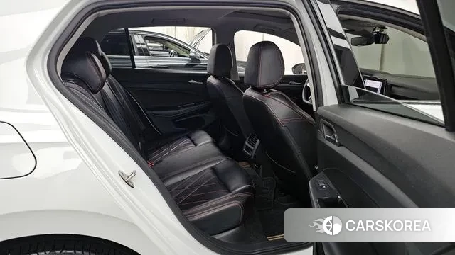 Volkswagen Golf 8th Generation 2022 Белый из Кореи, фото 3