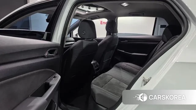 Volkswagen Golf 8th Generation 2023 Белый из Кореи, фото 3