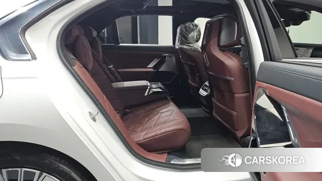 BMW 7 Series (G70) 2023 Белый из Кореи, фото 3