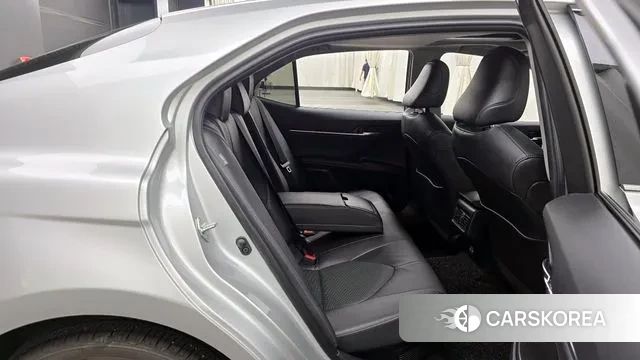 Toyota Camry (XV70) 2023 Серебристо-серый из Кореи, фото 3