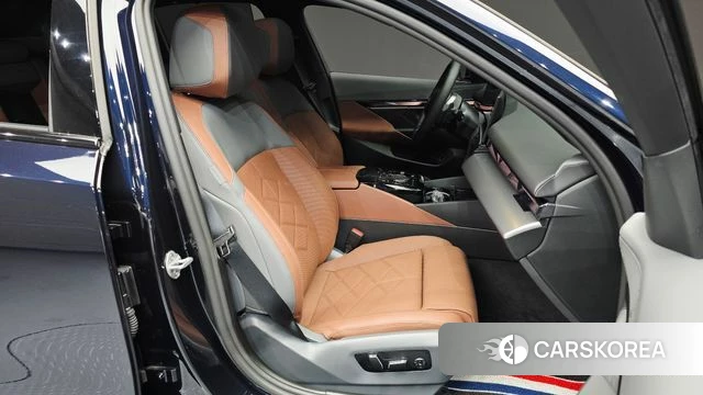 BMW 5 Series (G60) 2025 Черный из Кореи, фото 3