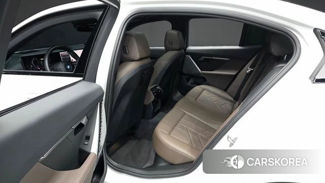 BMW 5 Series (G60) 2023 Белый из Кореи, фото 3