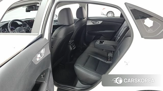 Kia The New K3 2nd generation 2023 Белый из Кореи, фото 3