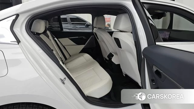BMW 5 Series (G60) 2025 Белый из Кореи, фото 3