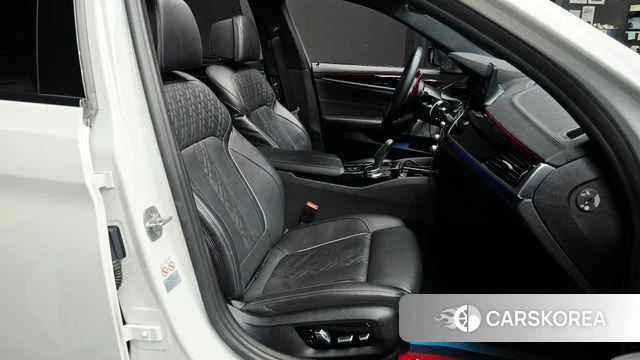 BMW 5 Series (G30) 2019 Белый из Кореи, фото 3