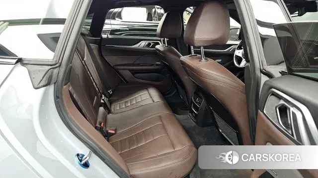 BMW i4 2023 Светло-серебряный цвет из Кореи, фото 3