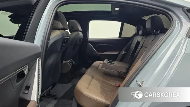 BMW 5 Series (G60) 2024 Цвет галактики из Кореи, фото 3