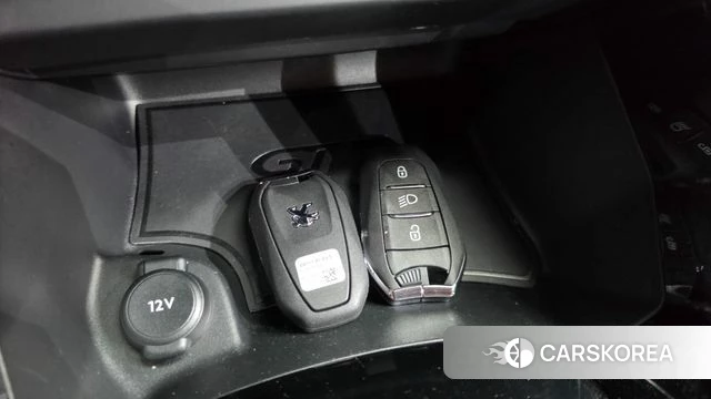 Peugeot e-208 second Generation 2022 Черный из Кореи, фото 3