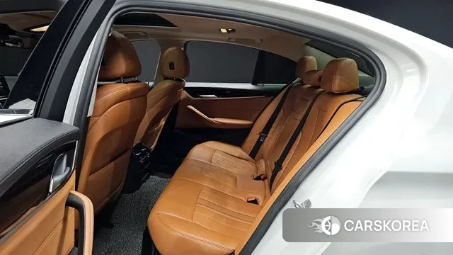 BMW 5 Series (G30) 2018 Белый из Кореи, фото 3