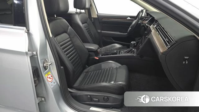 Volkswagen Passat GT (B8) 2018 Серебристо-серый из Кореи, фото 3