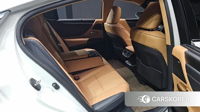 Lexus ES300h 7th generation 2025 Белый из Кореи, фото 3