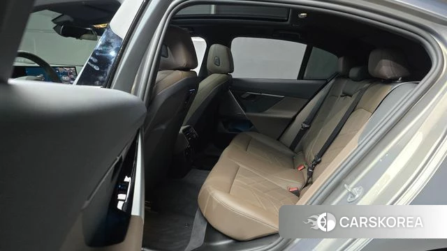 BMW 5 Series (G60) 2025 Серебристо-серый из Кореи, фото 3