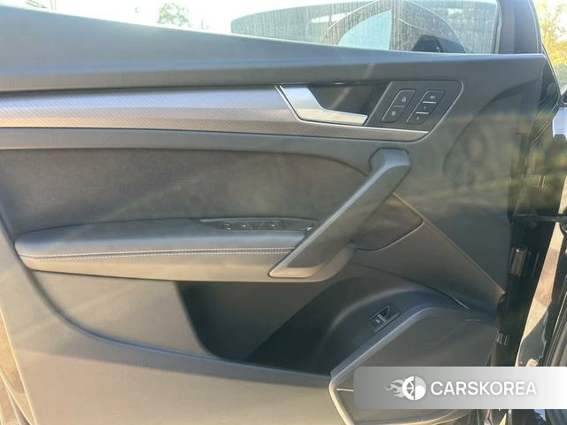 Audi Q5L Sportback 2022 Темно-серый из Китая, фото 3