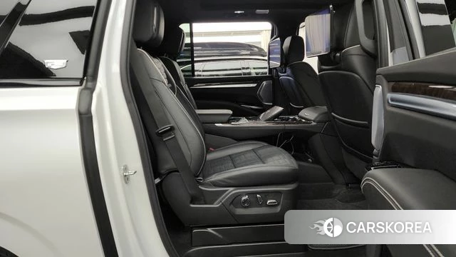 Cadillac Escalade 5th Generation 2025 Белый из Кореи, фото 3