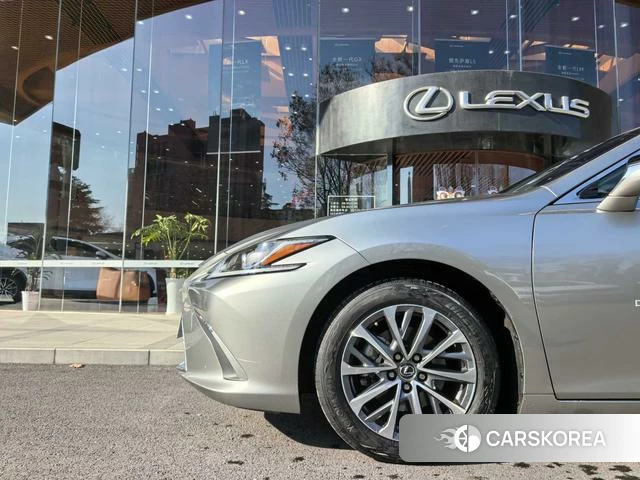 Lexus ES 2024 Серебристо-серый из Китая, фото 3