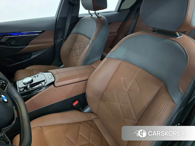 BMW 5 Series (G60) 2025 Черный из Кореи, фото 3