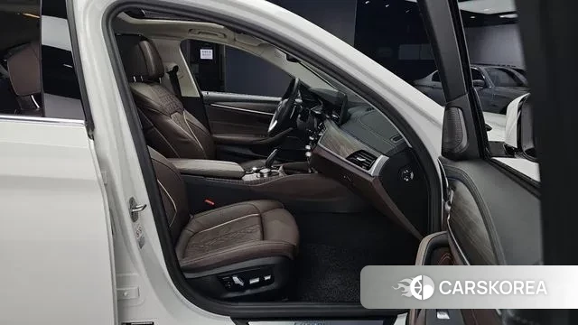 BMW 5 Series (G30) 2023 Белый из Кореи, фото 3