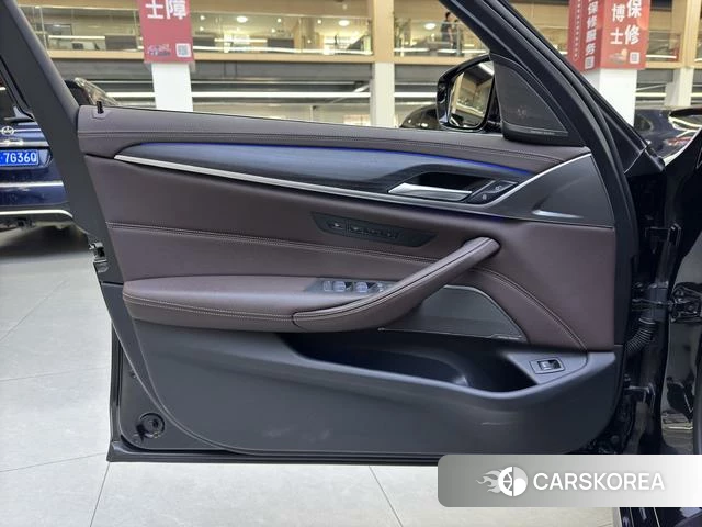 BMW 5 series 2023 Черный из Китая, фото 3