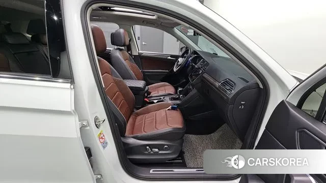 Volkswagen Tiguan Allspace 2022 Белый из Кореи, фото 3