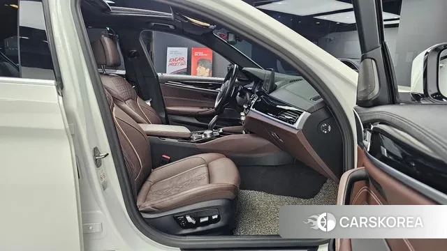 BMW 5 Series (G30) 2023 Белый из Кореи, фото 3