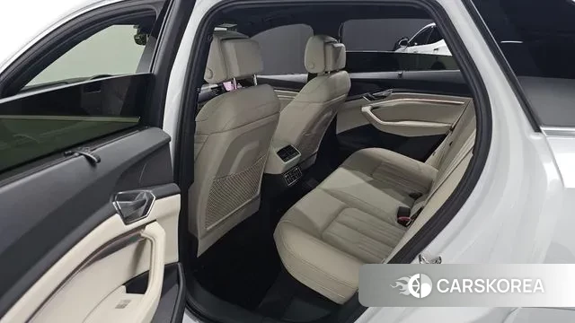 Audi e-Tron 2023 Белый из Кореи, фото 3