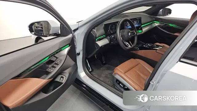 BMW 5 Series (G60) 2023 Светло-серебряный цвет из Кореи, фото 3