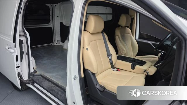 Hyundai Staria 2023 Белый из Кореи, фото 3