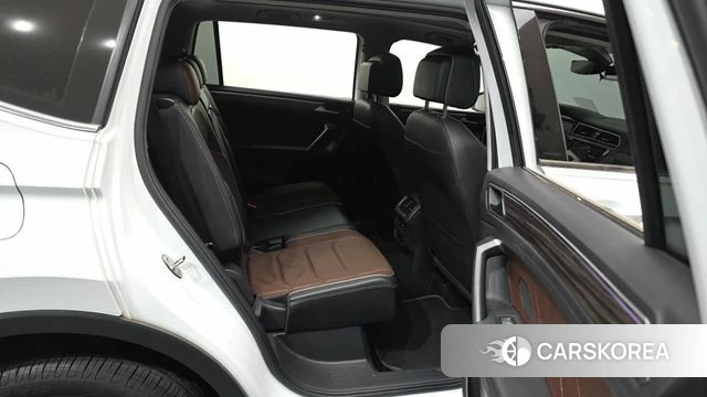 Volkswagen Tiguan Allspace 2023 Белый из Кореи, фото 3