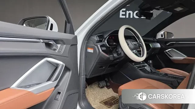 Audi Q3 (F3) 2023 Белый из Кореи, фото 3