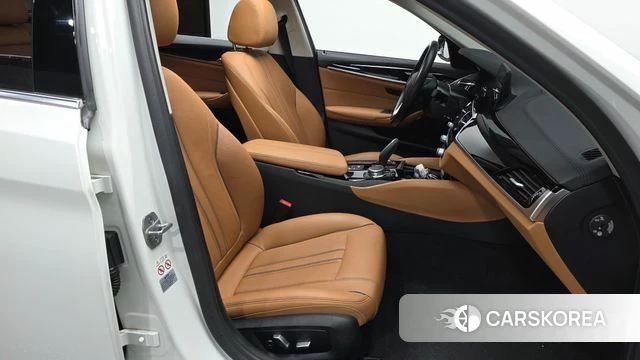 BMW 5 Series (G30) 2019 Белый из Кореи, фото 3