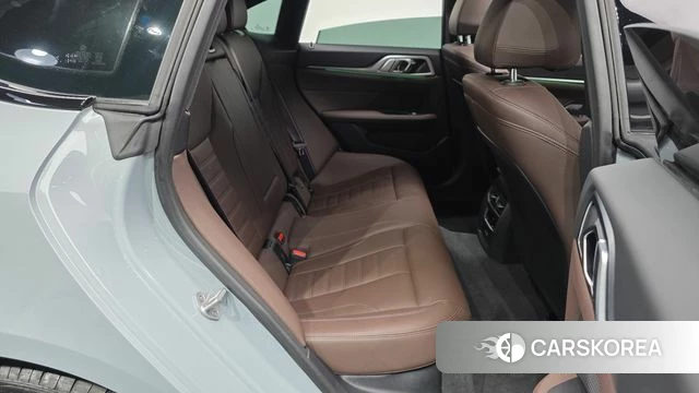 BMW 4 Series (G22) 2025 Светло-серебряный цвет из Кореи, фото 3