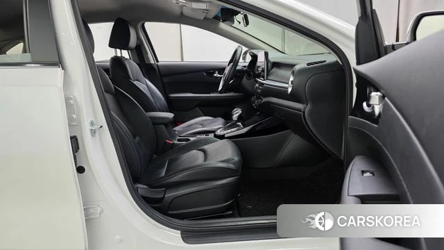 Kia The New K3 2nd generation 2022 Белый из Кореи, фото 3