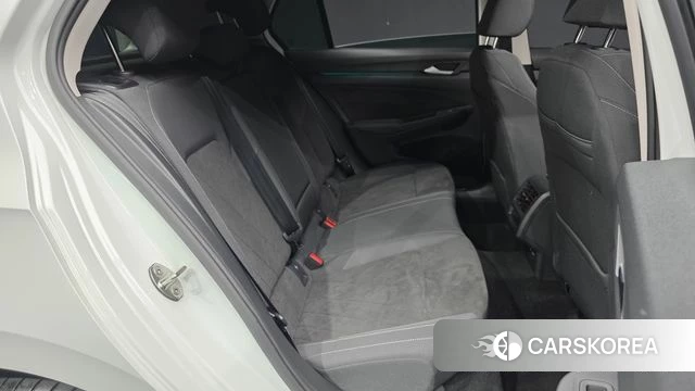 Volkswagen Golf 8th Generation 2023 Белый из Кореи, фото 3