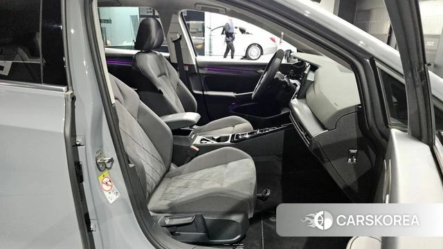 Volkswagen Golf 8th Generation 2024 Серебристо-серый из Кореи, фото 3