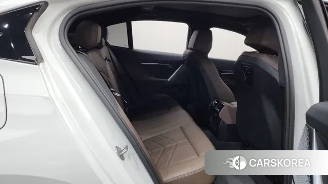 BMW 5 Series (G60) 2023 Белый из Кореи, фото 3