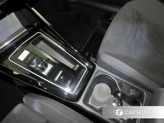 Volkswagen Golf 8th Generation 2023 Белый из Кореи, фото 3