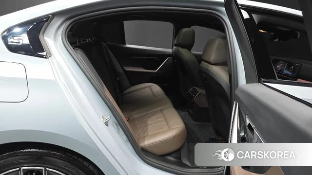 BMW 5 Series (G60) 2026 Цвет галактики из Кореи, фото 3
