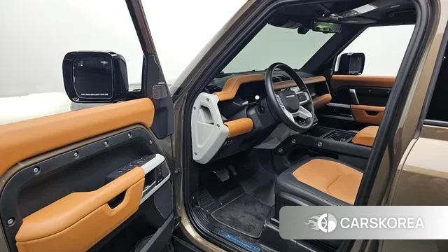 Land Rover Defender (L663) 2024 Коричневый из Кореи, фото 3