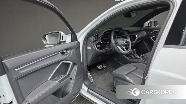 Audi Q3 (F3) 2023 Белый из Кореи, фото 3