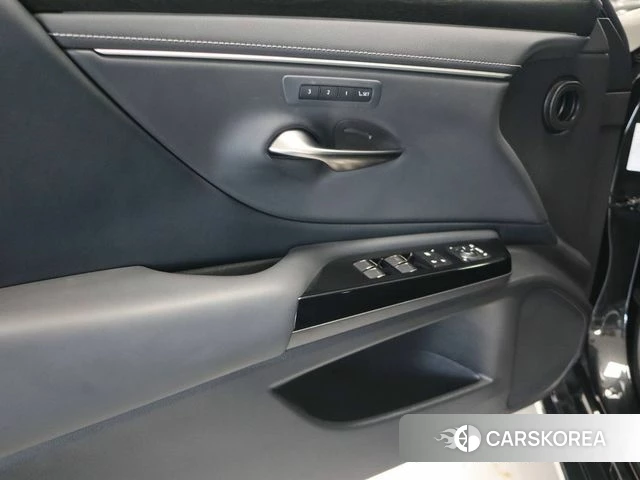 Lexus ES300h 7th generation 2025 Черный из Кореи, фото 3