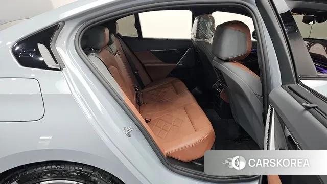 BMW 5 Series (G60) 2025 Серебристо-серый из Кореи, фото 3