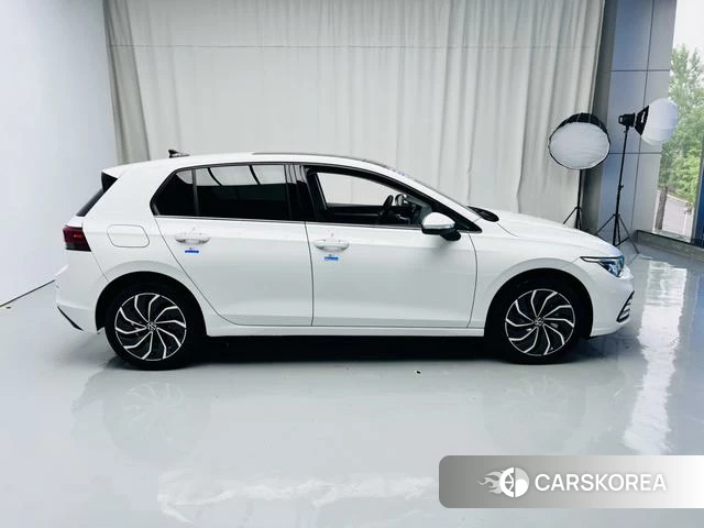 Volkswagen Golf 2024 Белый из Китая, фото 3