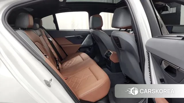 BMW 5 Series (G60) 2024 Белый из Кореи, фото 3