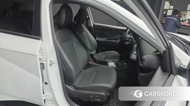 Hyundai Kona (SX2) 2024 Белый из Кореи, фото 3