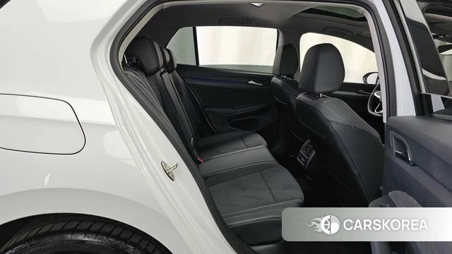 Volkswagen Golf 8th Generation 2025 Белый из Кореи, фото 3