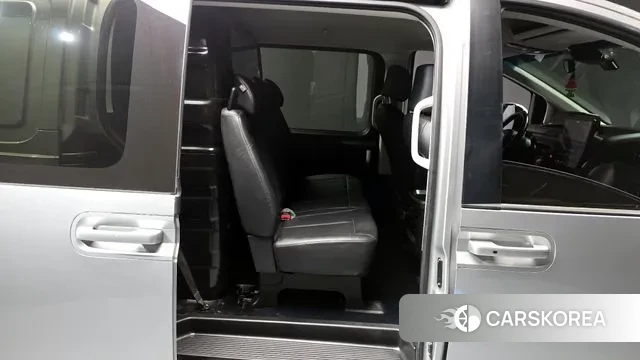 Hyundai Staria 2023 Серебряный из Кореи, фото 3